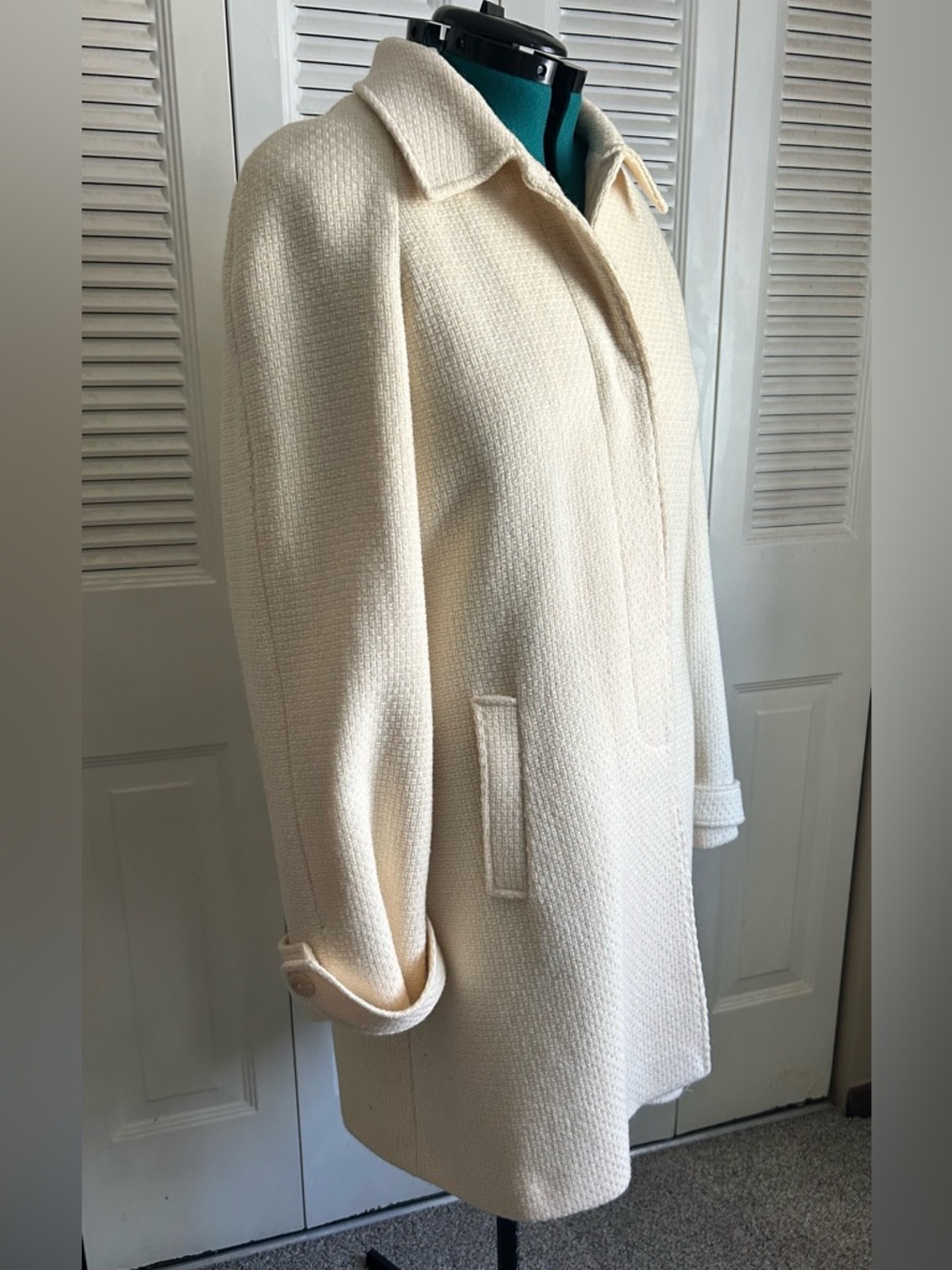 Vintage Ivory Textured Coat Hidden Buttons Floral Lining Classic Chic Minimalist